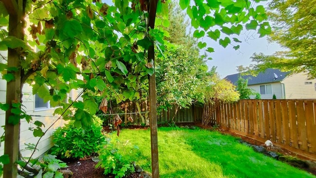 Building Photo - **$1000 OFF FIRST FULL MONTHS RENT**  Gorg...