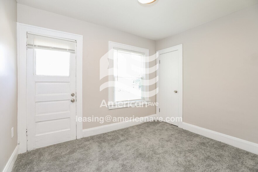 Building Photo - 1734 Brussels St