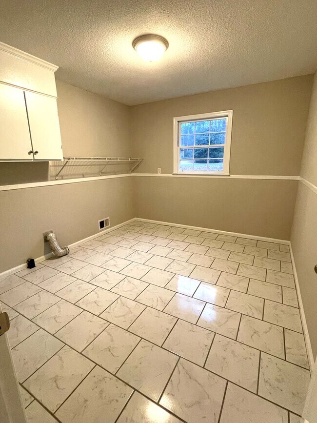 Building Photo - 3br Home East Athens For Rent