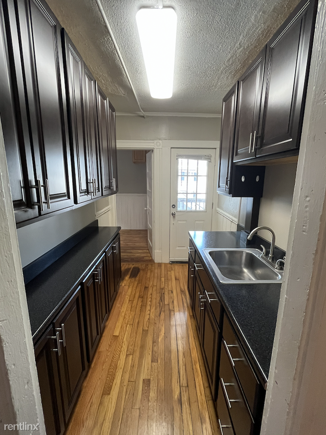 Building Photo - 4 br, 1 bath Triplex - 144 Pearl Street 3