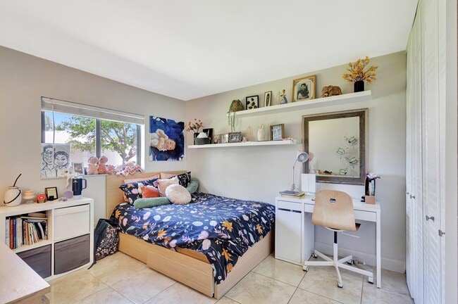 Building Photo - 932 Evergreen Dr