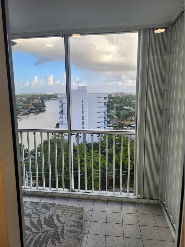 Building Photo - 1505 N Riverside Dr