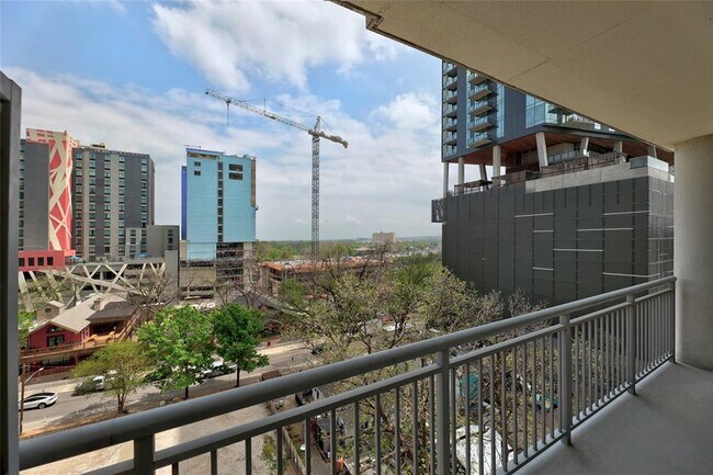 Building Photo - 603 Davis St