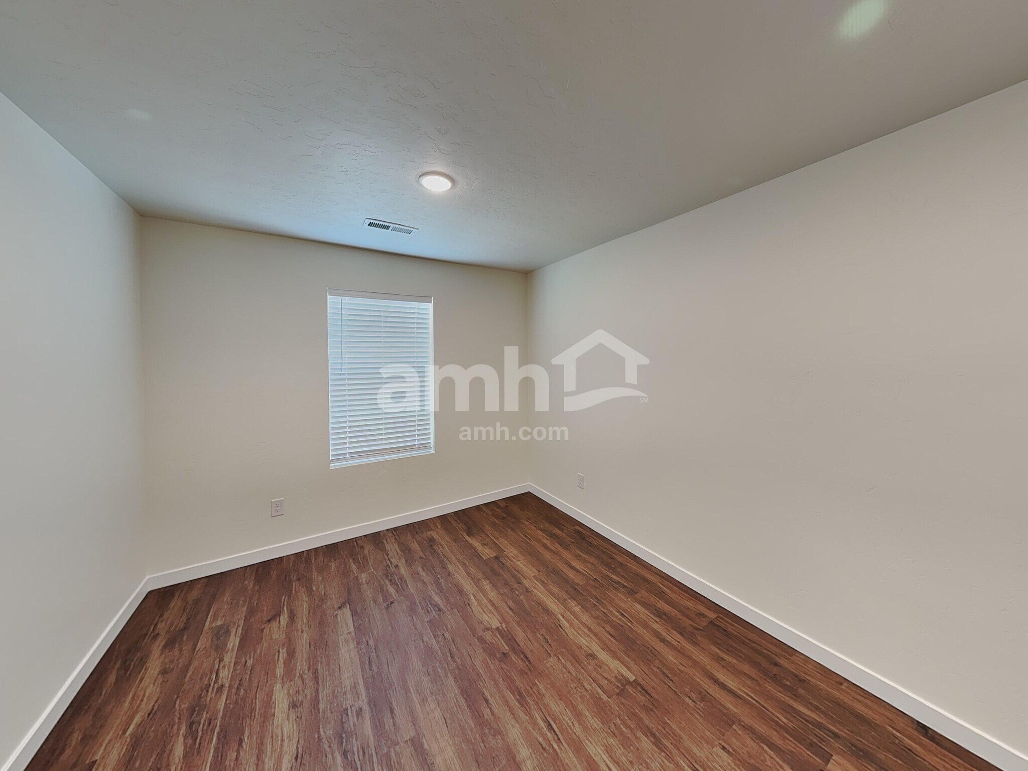 Building Photo - 1551 N Barkvine Ave