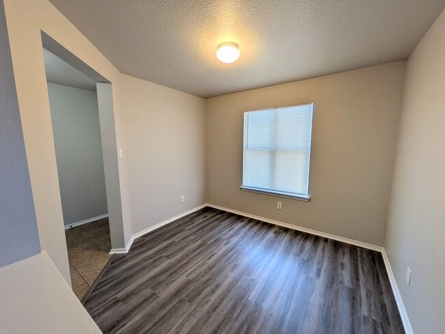 Building Photo - Very Nice 4 Bedroom Home In Convenient Northwest Location!