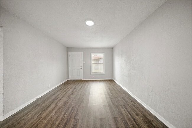 Building Photo - 1723 W 5th St