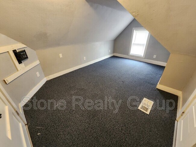 Building Photo - 427 3rd Ave