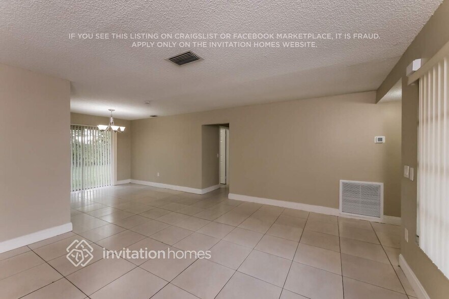 Building Photo - 8744 Southampton Dr