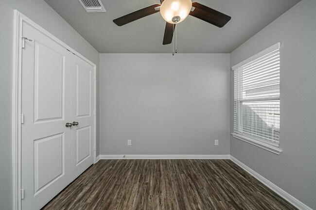 Building Photo - 611 Fallbrook Dr