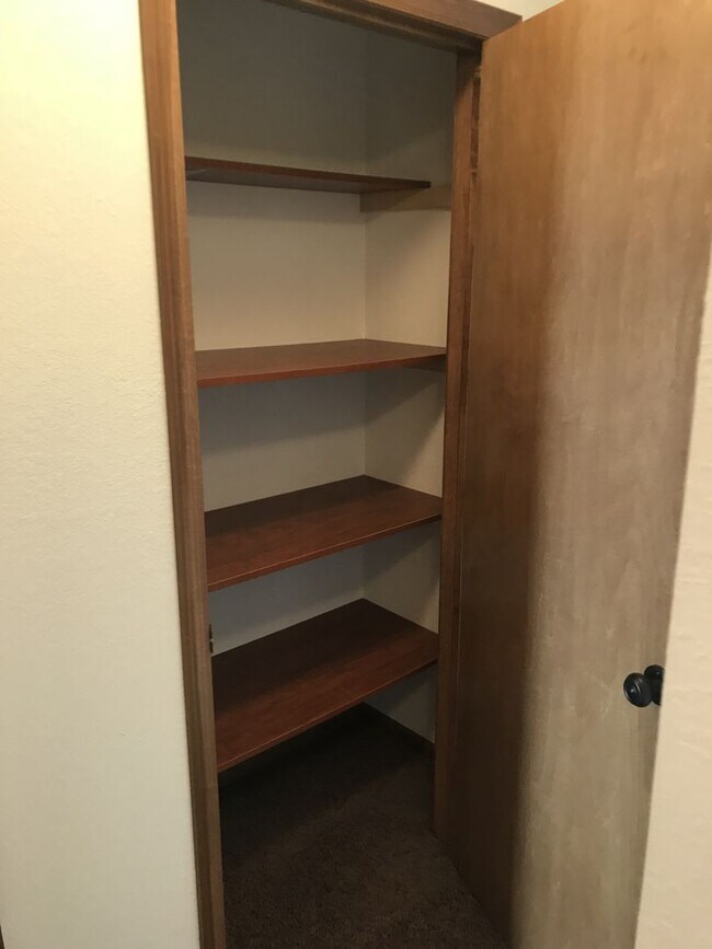 Building Photo - 2 Bed/1.5 Bath Townhome For Rent!