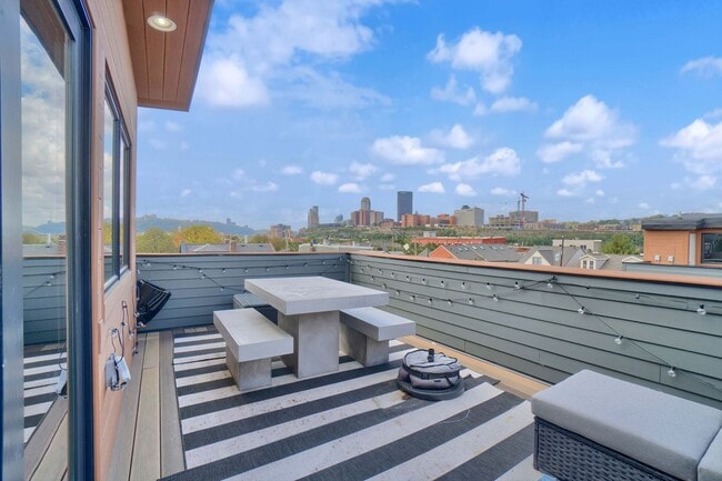 Building Photo - Stunning 3 Bed, 3 Bathroom Rental in the S...