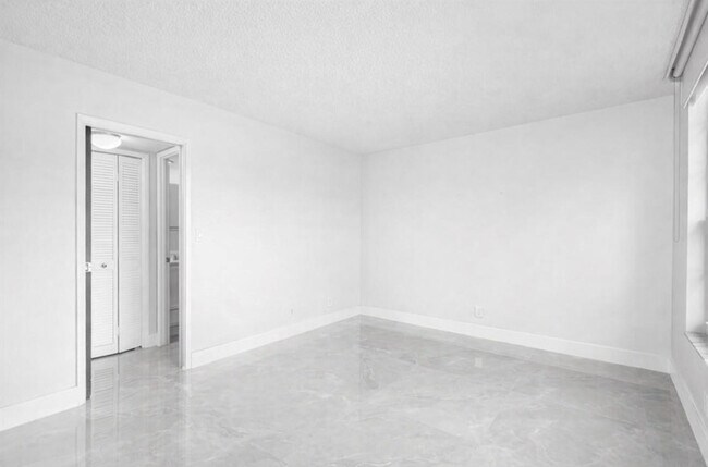 Building Photo - 500 Oaks Ln