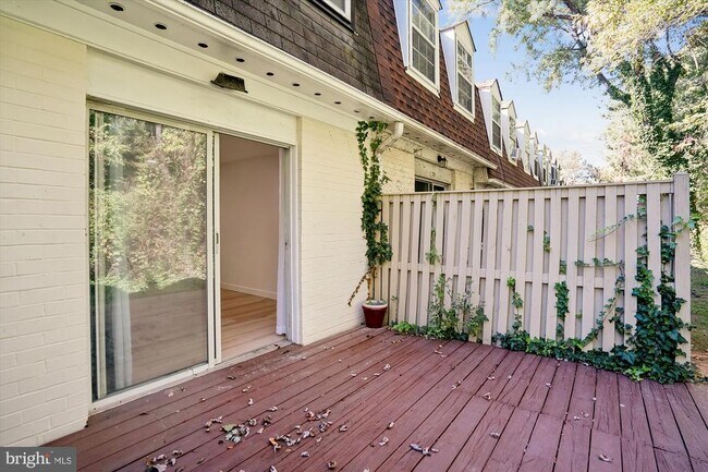 Building Photo - 1925 Dutch Village Dr