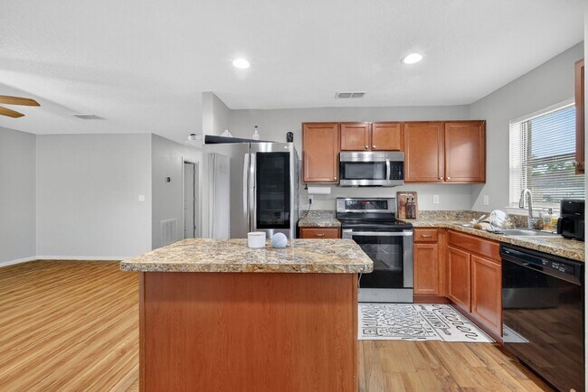 Building Photo - Available June 15th! 3BR Home in Tavares with Huge Backyard