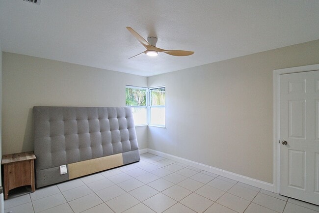 Building Photo - Steps to the Gulf! Spacious 3-Bed, 2 Bath ...