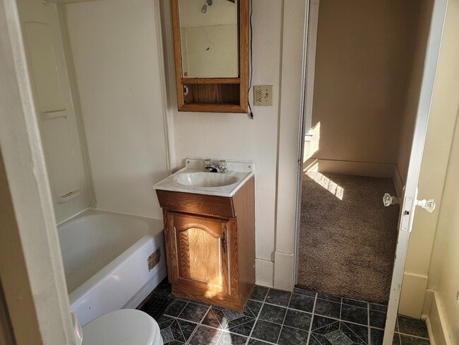 Building Photo - Two bedroom one bathroom w/double garage