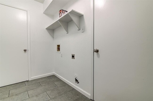 Building Photo - 1605 Dale Cove