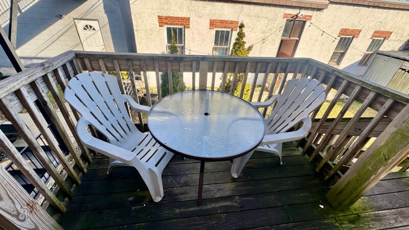 Building Photo - 1360 W Evergreen Ave