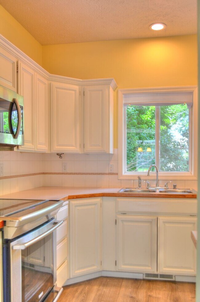 Building Photo - Huge South Hill Beauty