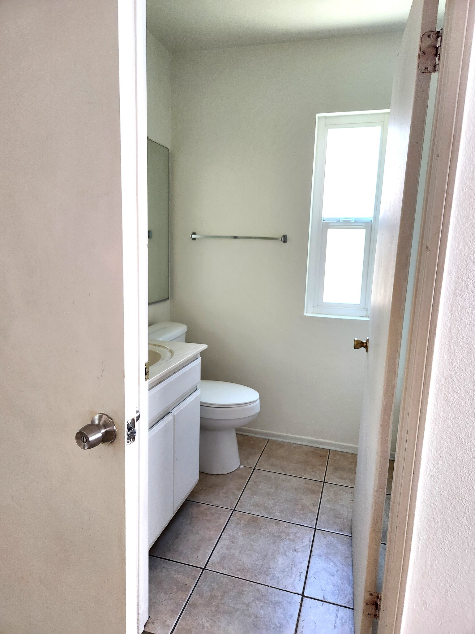 Master bathroom - 28323 Hillfield Ln