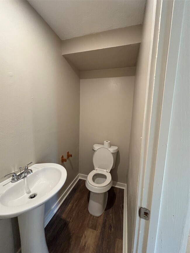 Building Photo - 8049 Forest Hills Dr