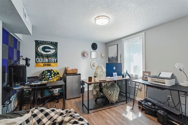 Building Photo - 927-933 Park Ave W