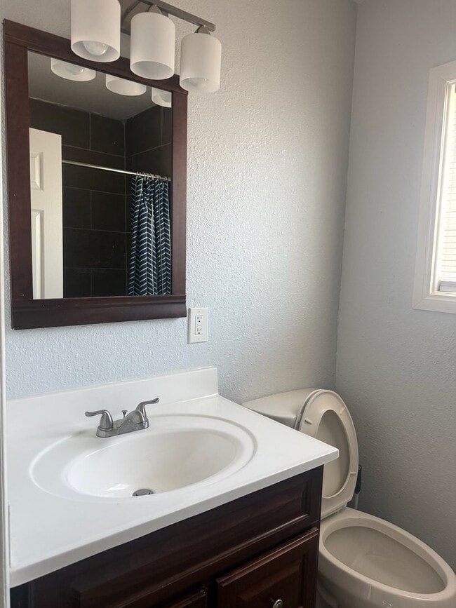 Building Photo - Beautiful and Well Kept 3-Bedroom House fo...
