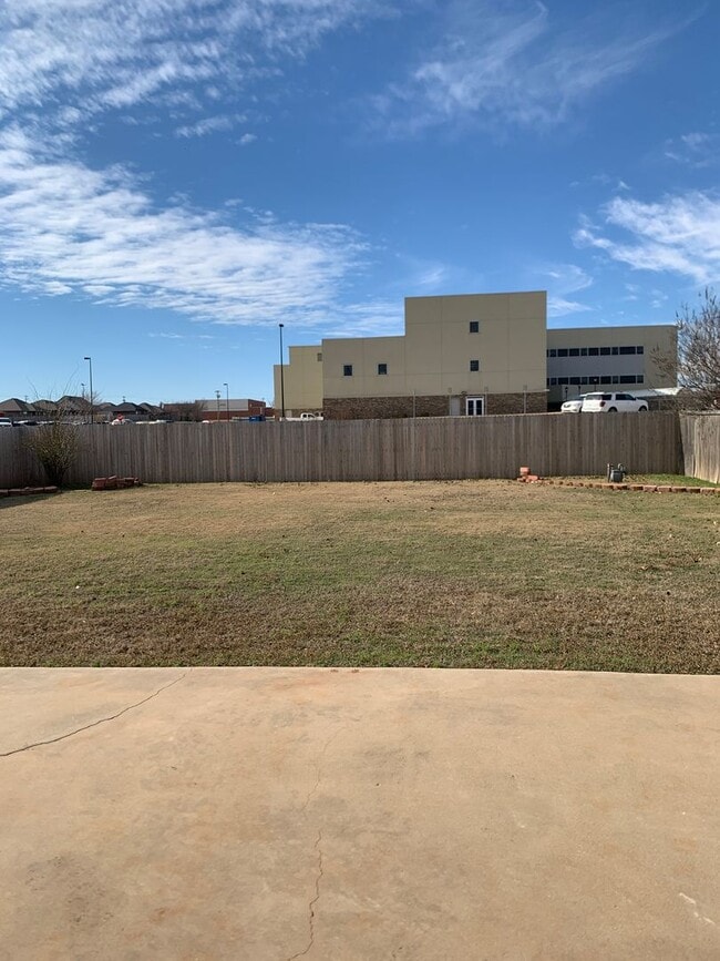 Building Photo - 517 Post Oak Ln