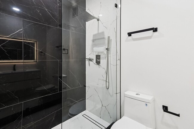 Building Photo - 517 Montana Ave NE