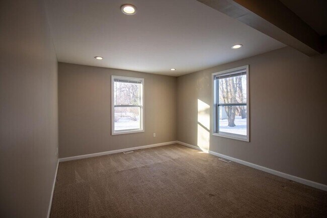 Building Photo - 570 Wabash St