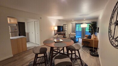 Building Photo - 2 Bedroom 1 Bath - Blocks from Pearl Street and Downtown