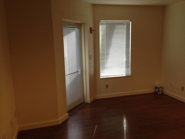 Building Photo - The Lakeland - 1 bedroom