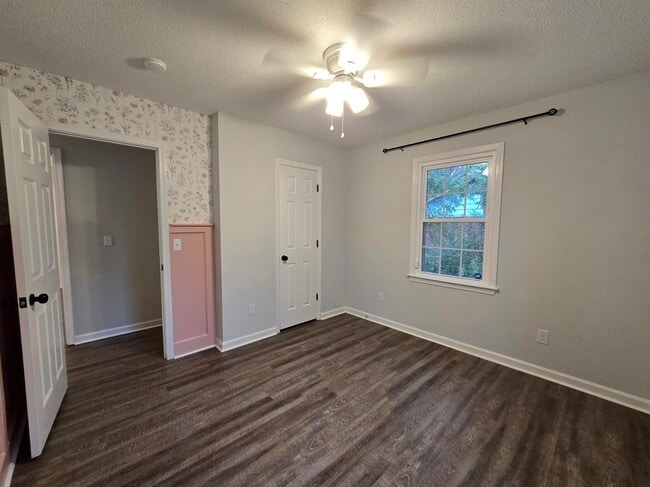 Building Photo - 620 Rainbow Dr