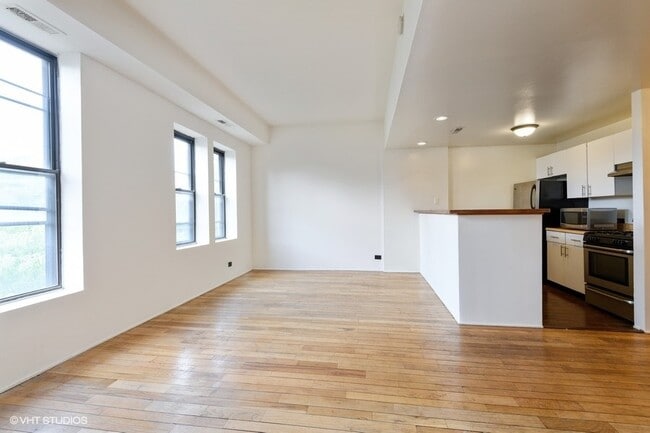 Building Photo - 1048 W Dickens Ave