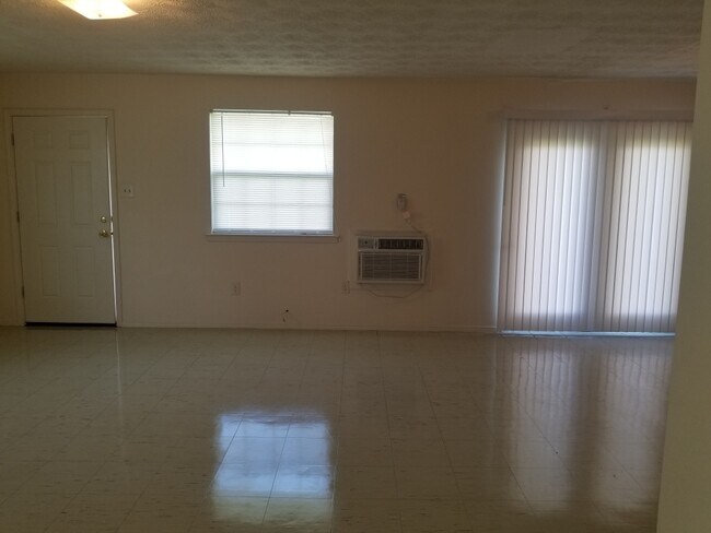 Building Photo - 109 Upsilon St