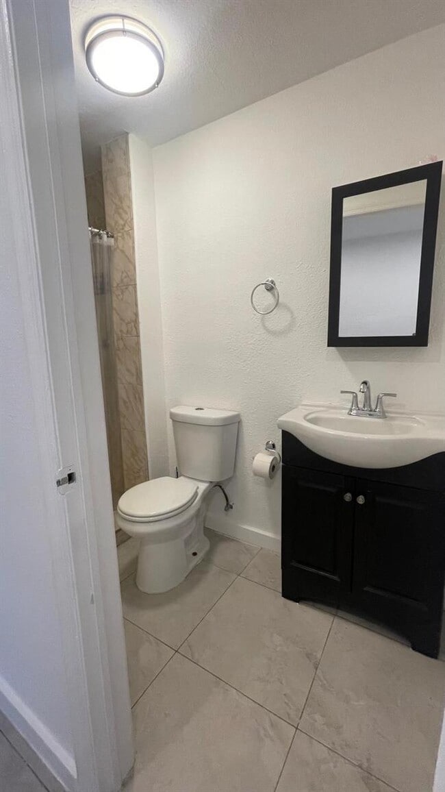Building Photo - 3 bedroom in Miami FL 33142