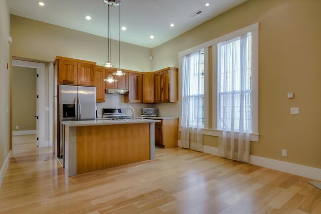 Building Photo - Completely Renovated Top Floor Unit in Vic...