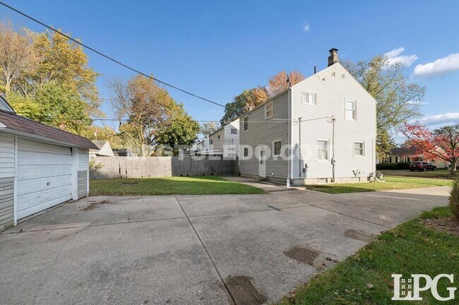 Building Photo - 606 W Poinsetta Ave