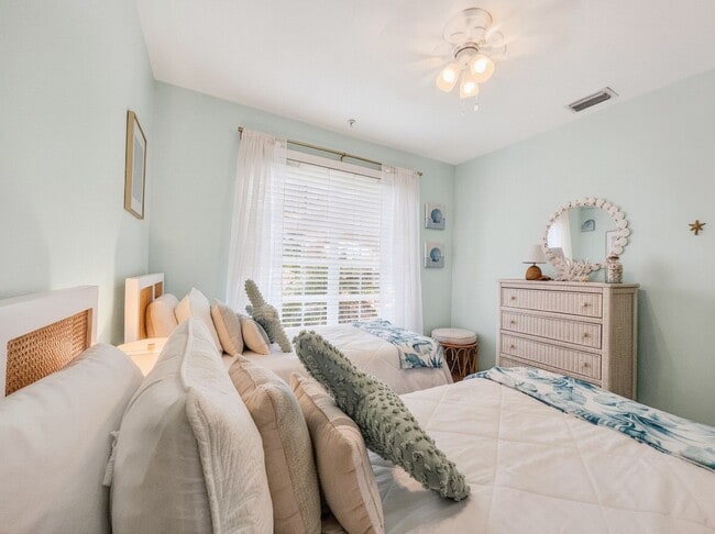 Building Photo - 2-bedroom + den condo in Lely Resort!