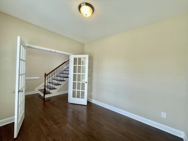 Building Photo - 4 Bed, 2 And A Half Bath Nest In Bedford