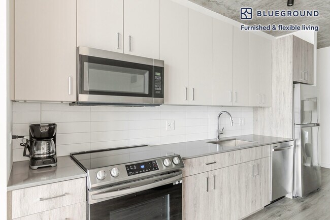 Building Photo - 460 W Chicago Ave