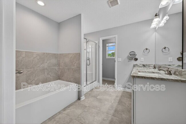 Building Photo - 615 Roland Dr