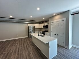 Building Photo - 780 Columbia Ave