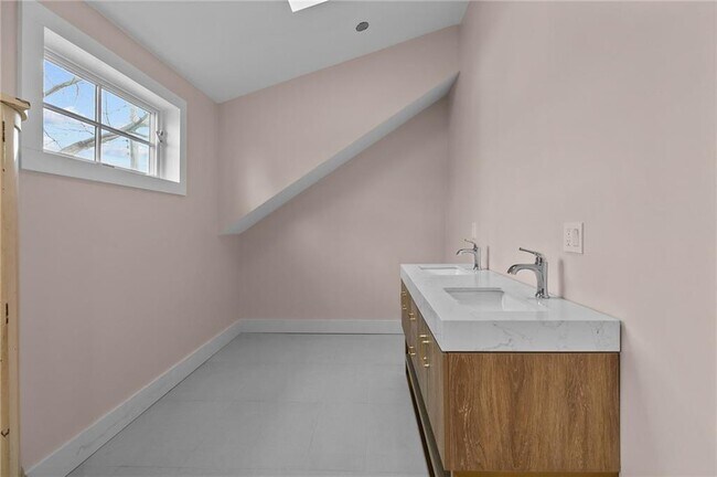 Building Photo - 76 Van Zandt Ave
