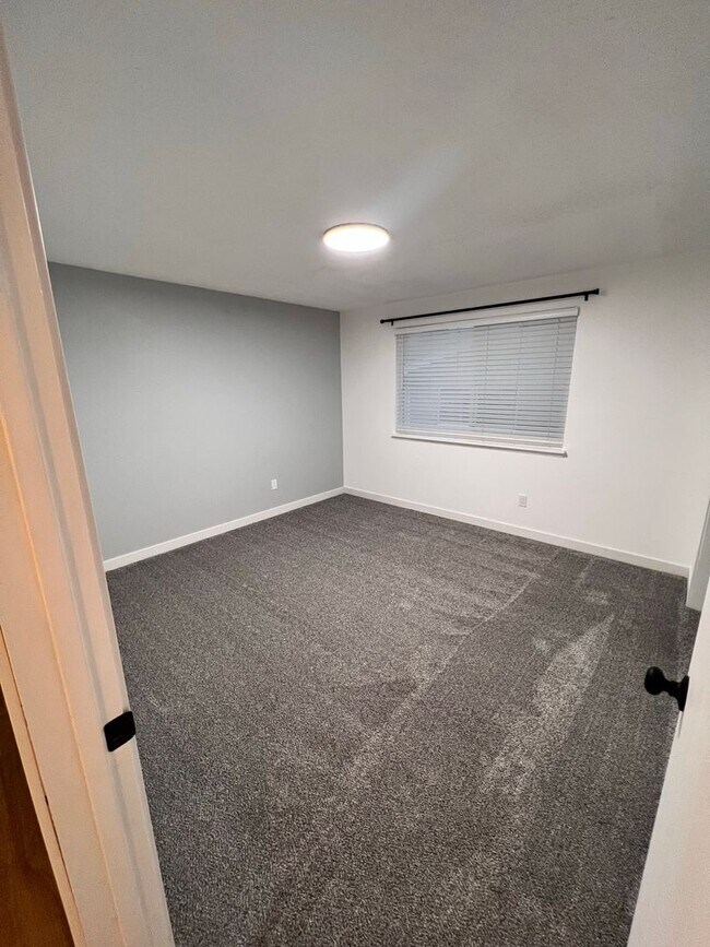 Building Photo - Duplex Must See Stunning Updated 2BR/1BA/1 car garage Avail. June 5th