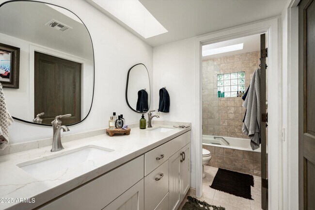 Building Photo - 5101 N Casa Blanca Dr