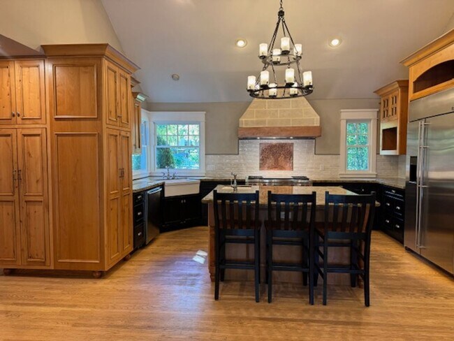 Building Photo - Gorgeous 5 bedroom, 4.5 bath, Westside Dan...