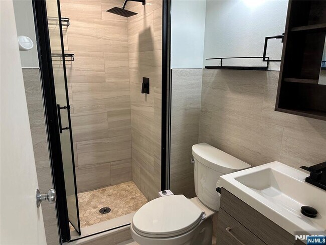 Building Photo - 200 Grand Cove Way