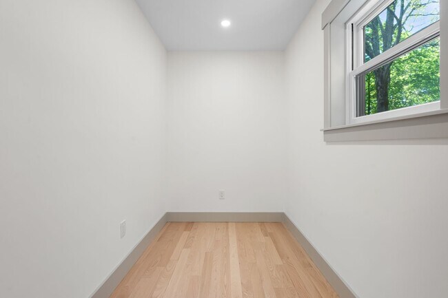 Building Photo - Modern Farmhouse 3 Bedroom 3.5 Barhroom