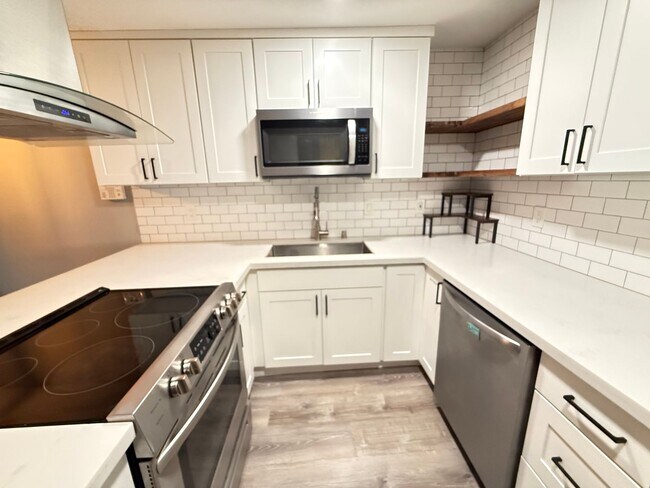 Building Photo - Charming 2-Bedroom Tukwila Townhome with Garage, Parking, Stainless Steel Appliances & Fireplace ...